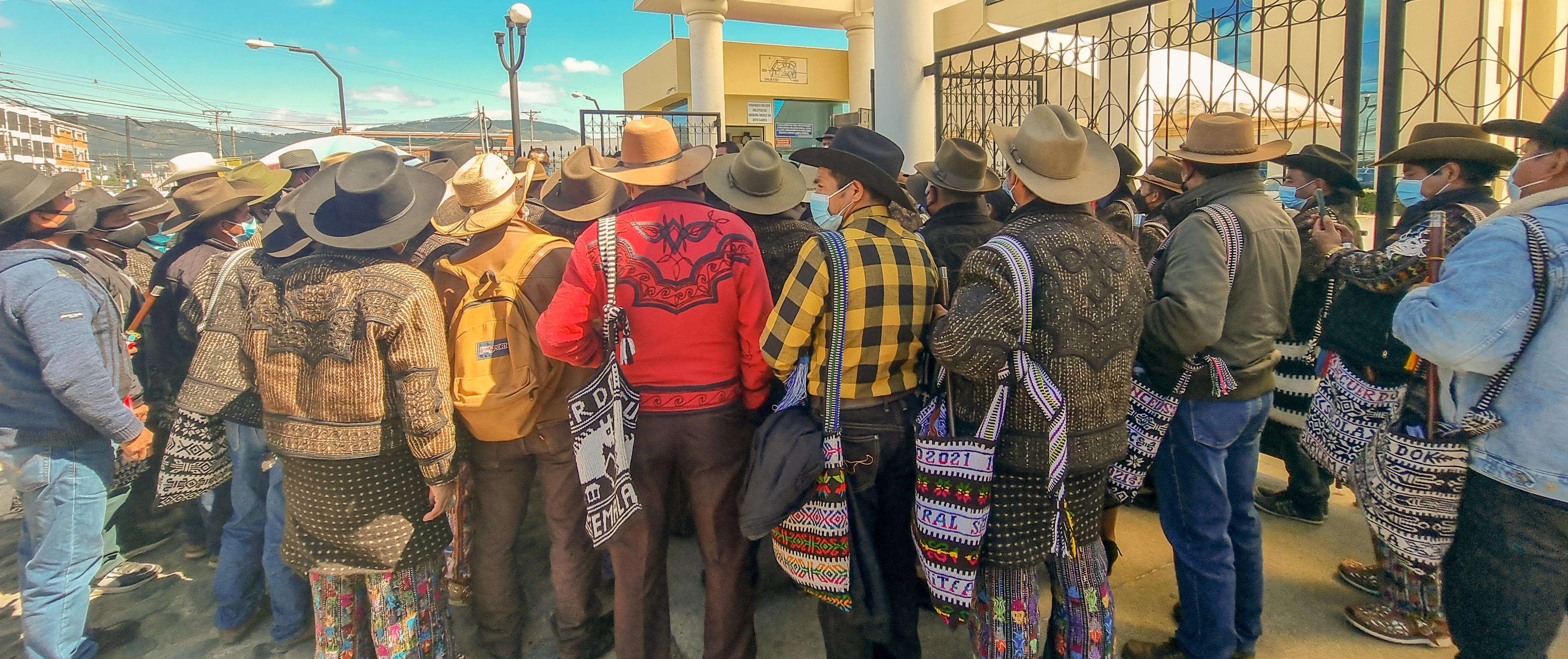 “Autoridades indígenas de Sololá se reúnen afuera del Centro Regional de Justicia Occidente”. Foto: Diego Petzey.