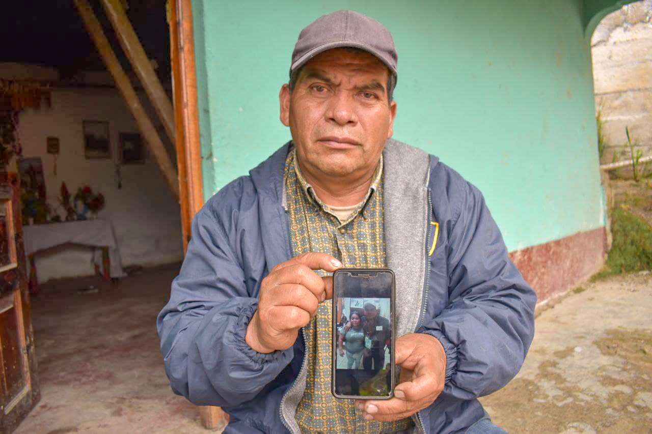 Don Antonio, papá de Juana Alonzo muestra una foto junto a su hija en su teléfono, cuando la visitó en la cárcel de Reynosa, México en 2019.
