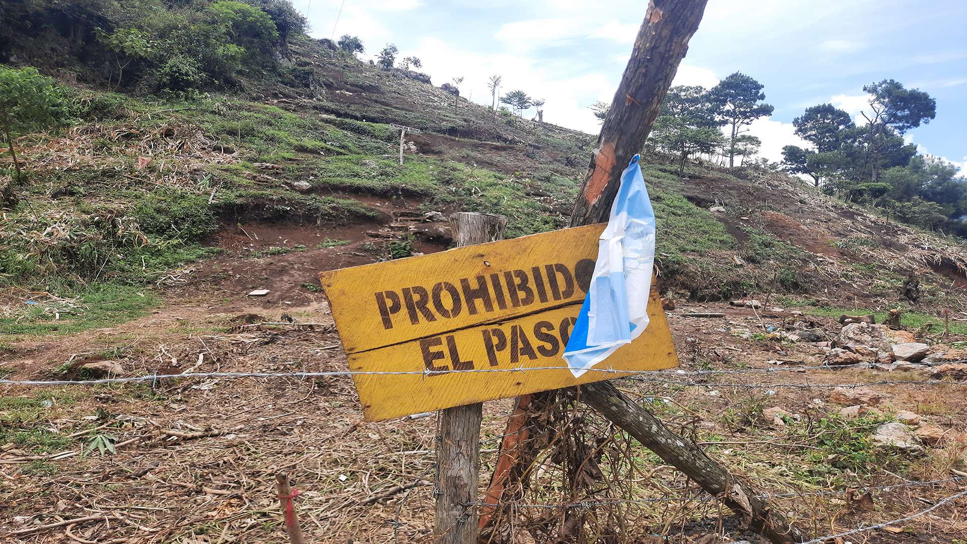 Familias Q’eqchi’ de Chicoyou se quedan sin viviendas tras desalojo en Cobán